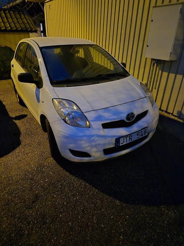 Vit Begagnad 2009 Toyota Yaris Halvkombi | 48 000 kr (Marknadspris) - Bild 1/2