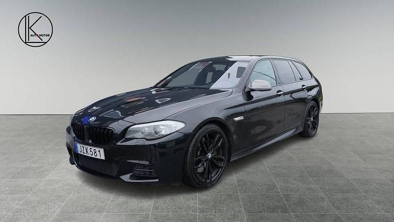 Svart Begagnad 2012 BMW M550 M Sport Sedan | 229 900 kr (Lite dyr) - Bild 1/4
