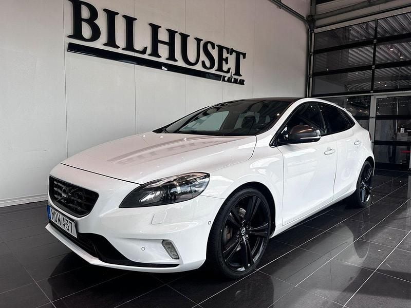 Vit Begagnad 2015 Volvo V40 R-Design Kombi | 229 900 kr (Dyr) - Bild 1/4