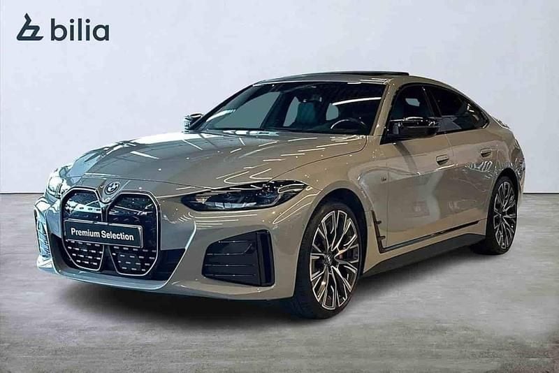 Grå Begagnad 2023 BMW i4 M Sport Sedan | 599 900 kr (Bra pris) - Bild 1/1