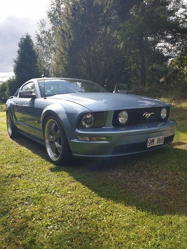 Blå Begagnad 2005 Ford Mustang GT Sportkupé | 178 000 kr (Marknadspris) - Bild 1/4