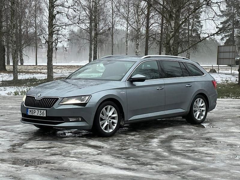 Business grey metallic Begagnad 2018 Skoda Superb Business Line Kombi | 240 000 kr (Marknadspris) - Bild 1/4