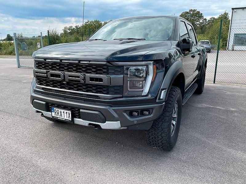 Svart (svart metallic) Begagnad 2022 Ford F-150 Raptor Pickup | 1 045 000 kr - Bild 1/2