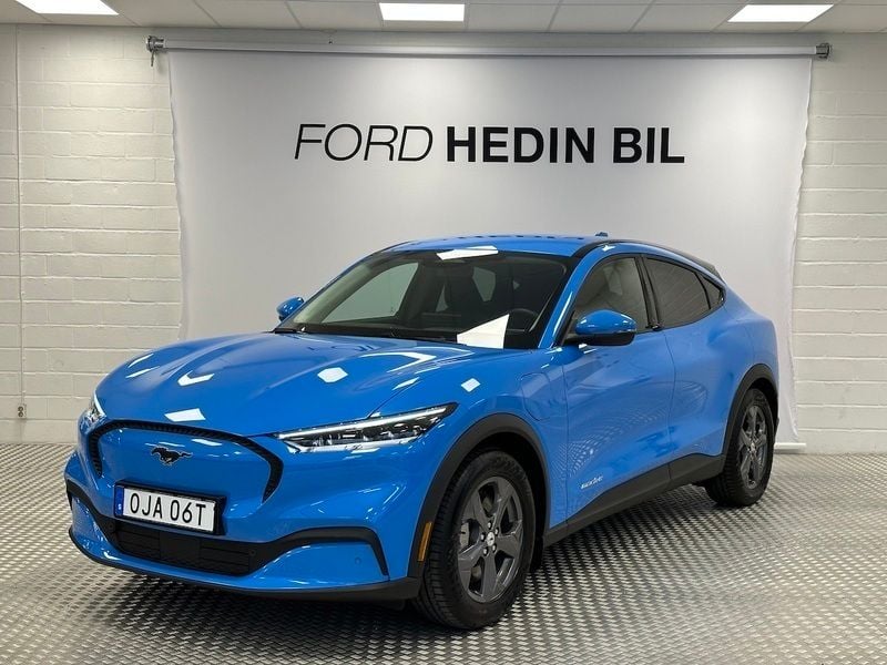 Blå Begagnad 2022 Ford Mustang Mach-E SUV | 459 900 kr - Bild 1/4