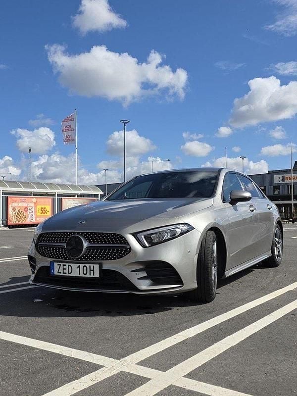 Silver Begagnad 2021 Mercedes A180 AMG Sedan | 284 000 kr (Lite dyr) - Bild 1/4