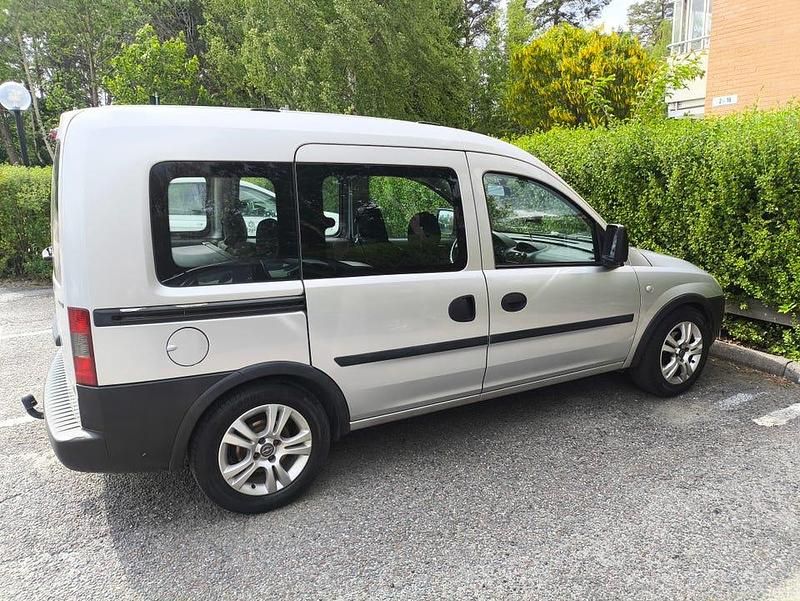 Begagnad Opel Combo 75 HK (55 kW) 2007 Minibuss