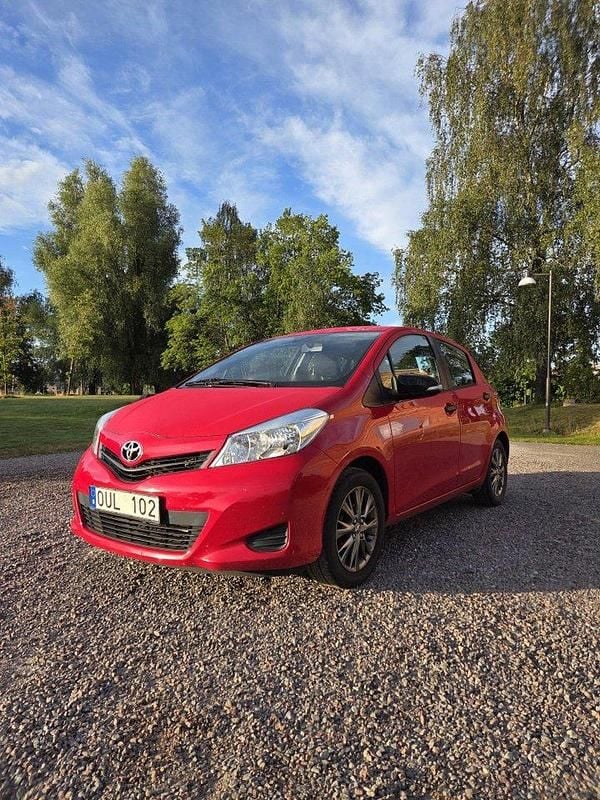 Röd Begagnad 2012 Toyota Yaris Life Halvkombi | 49 000 kr (Bra pris) - Bild 1/4