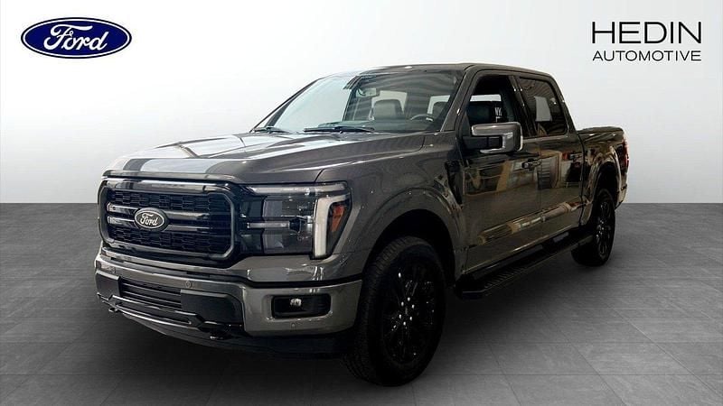 Grå (grey) Ny 2025 Ford F-150 Lariat Pickup | 1 051 440 kr (Lite dyr) - Bild 1/4