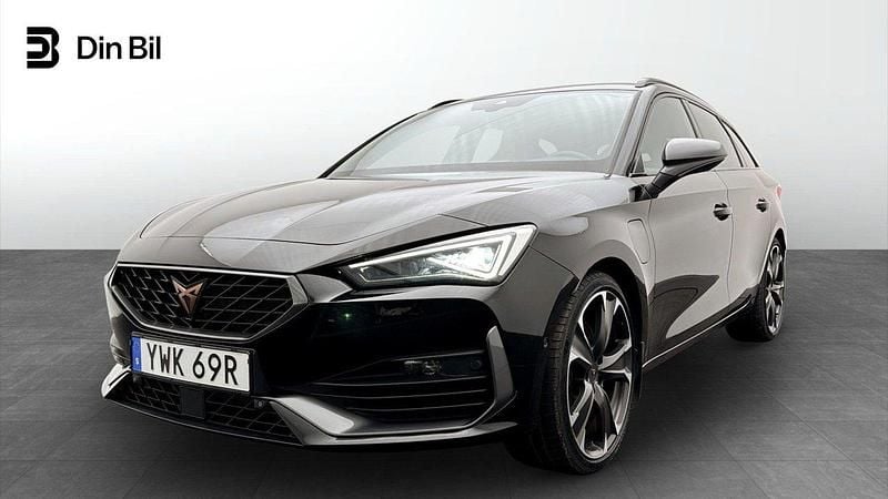 Svart (midnight black metallic) Begagnad 2023 Cupra Leon VZ Kombi | 299 900 kr (Marknadspris) - Bild 1/4