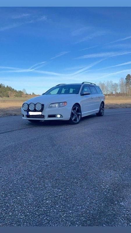Vit Begagnad 2013 Volvo V70 R-Design Kombi | 99 900 kr (Marknadspris) - Bild 1/4