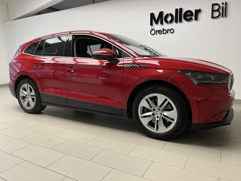 Röd (velvet red metallic) Begagnad 2022 Skoda Enyaq iV SUV | 369 500 kr (Superpris) - Bild 1/3