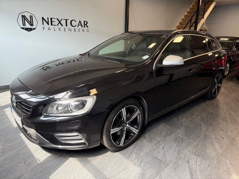 Svart Begagnad 2017 Volvo V60 R-Design Kombi | 179 900 kr (Marknadspris) - Bild 1/4