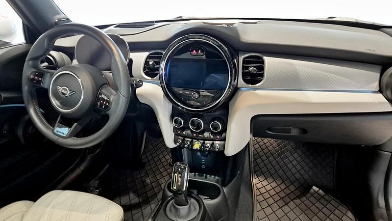 Begagnad Mini Cooper SE 135 kW (184 HK) 2023 Vit Halvkombi