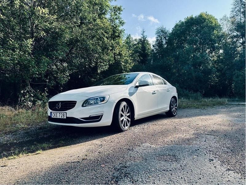 Vit Begagnad 2015 Volvo S60 Momentum Sedan | 163 000 kr (Lite dyr) - Bild 1/4