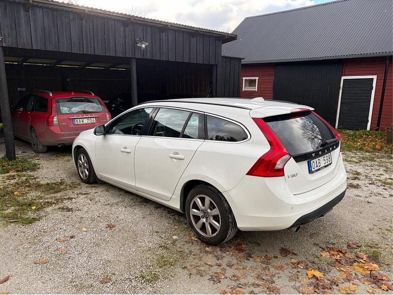 Vit Begagnad 2012 Volvo V60 Momentum Kombi | 49 000 kr (Superpris) - Bild 1/4