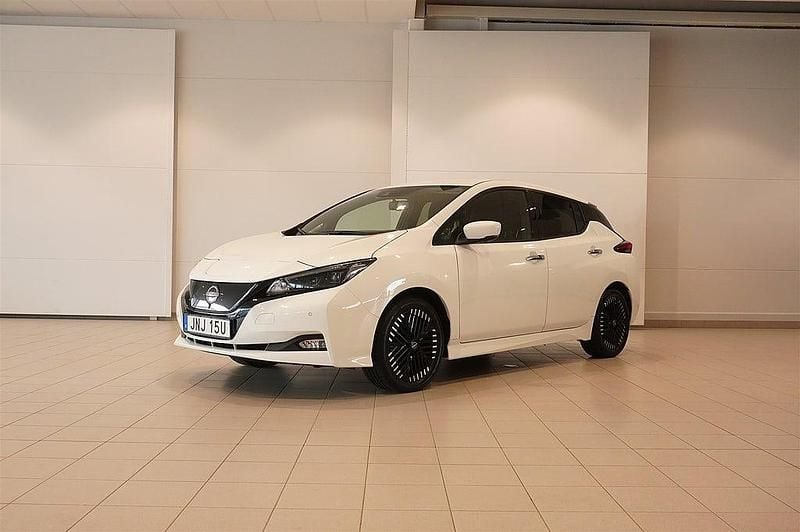 Vit Begagnad 2022 Nissan Leaf N-Connecta Halvkombi | 174 800 kr (Marknadspris) - Bild 1/4