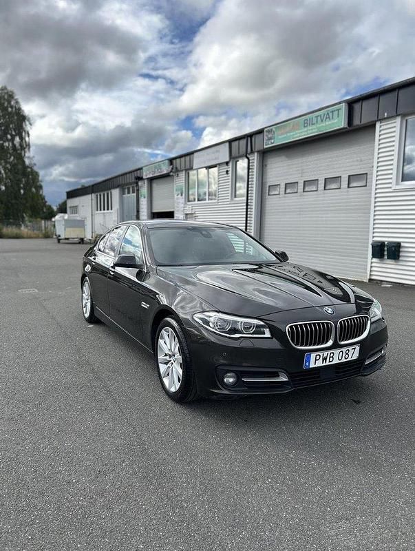 Brun Begagnad 2015 BMW 520 Sedan | 149 000 kr (Marknadspris) - Bild 1/4