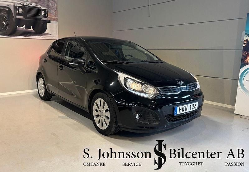 Svart Begagnad 2014 Kia Rio Halvkombi | 99 900 kr (Marknadspris) - Bild 1/4