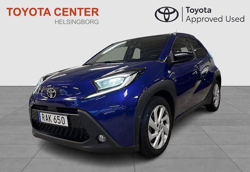 Mörkblå Begagnad 2023 Toyota Aygo X-play Halvkombi | 179 900 kr (Lite dyr) - Bild 1/4
