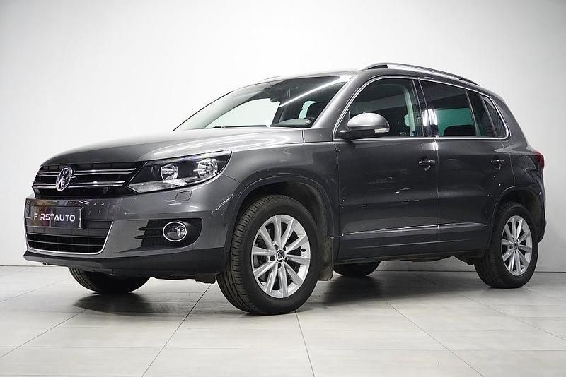 Grå Begagnad 2013 VW Tiguan Sportline SUV | 139 900 kr (Marknadspris) - Bild 1/4