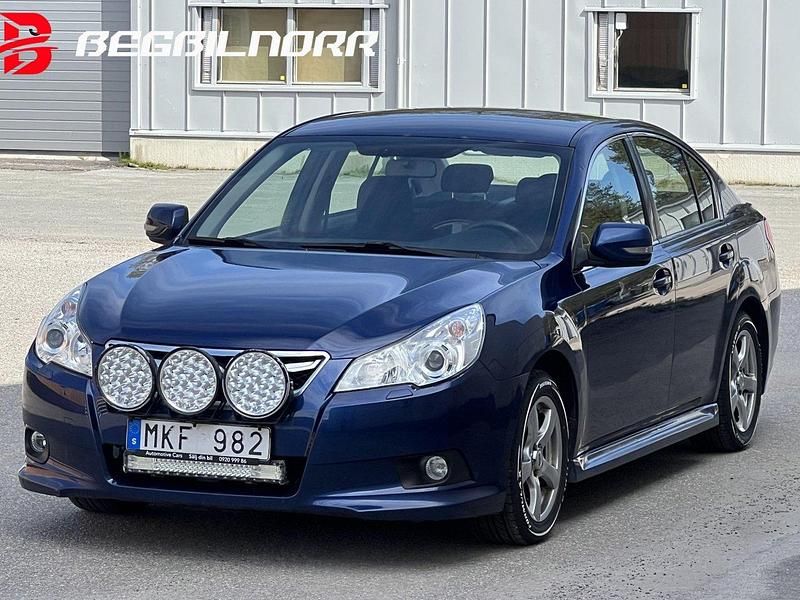 Mörkblå (blå) Begagnad 2010 Subaru Legacy Sedan | 77 500 kr (Dyr) - Bild 1/4