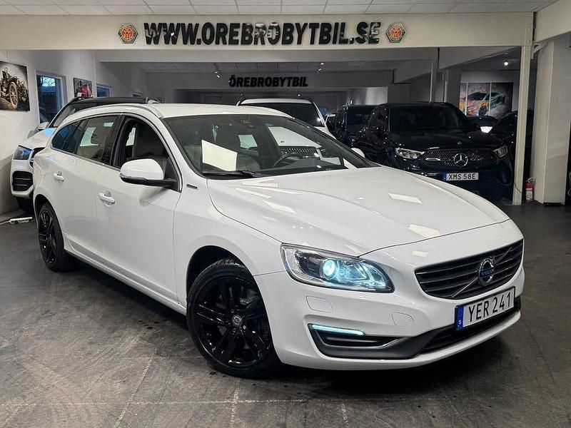Vit Begagnad 2017 Volvo V60 Summum Kombi | 154 900 kr (Marknadspris) - Bild 1/4