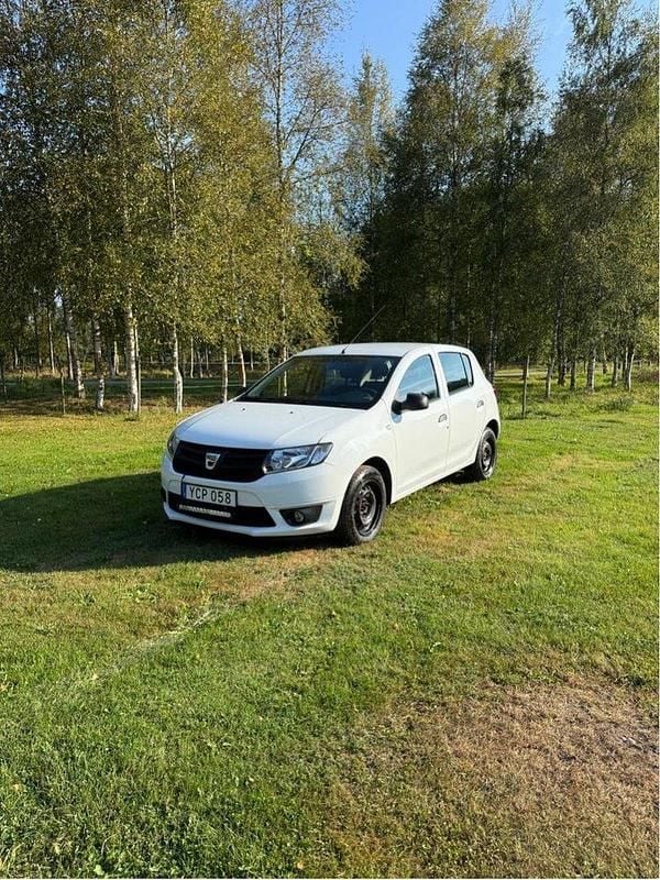 Vit Begagnad 2016 Dacia Sandero Halvkombi | 75 500 kr (Superpris) - Bild 1/4