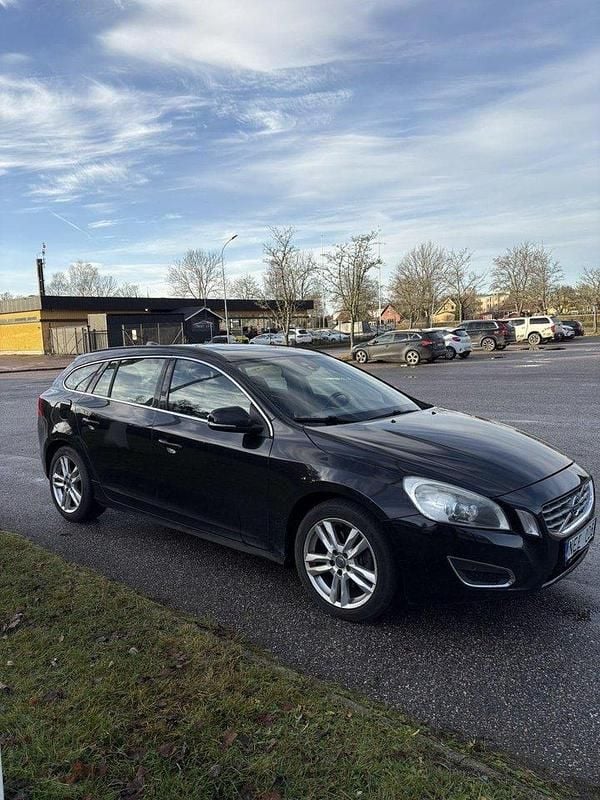 Svart Begagnad 2013 Volvo V60 Momentum Kombi | 48 000 kr (Marknadspris) - Bild 1/4