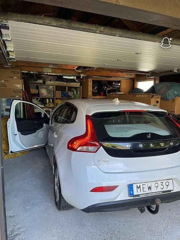 Vit Begagnad 2016 Volvo V40 Momentum Kombi | 88 000 kr (Marknadspris) - Bild 1/4
