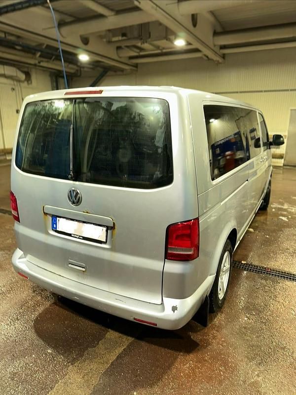 Begagnad VW Caravelle 140 HK (102 kW) 2011 Silver Minibuss