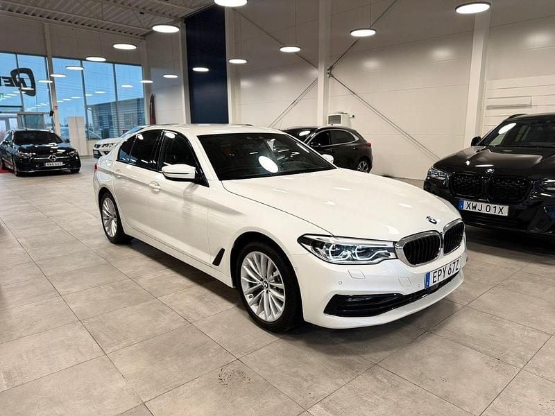 Vit Begagnad 2020 BMW 530e iPerformance Sedan | 319 900 kr (Superpris) - Bild 1/4