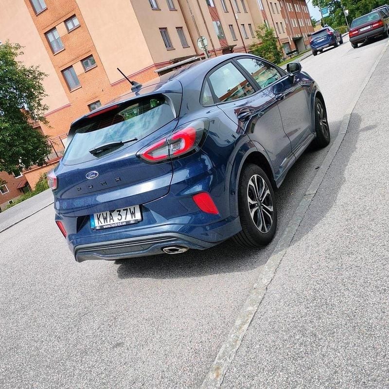 Blå Begagnad 2023 Ford Puma Gen-E ST-Line SUV | 280 000 kr - Bild 1/3