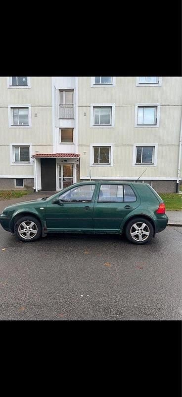 Grön Begagnad 2000 VW Golf IV Trendline Halvkombi | 7 000 kr (Superpris) - Bild 1/4