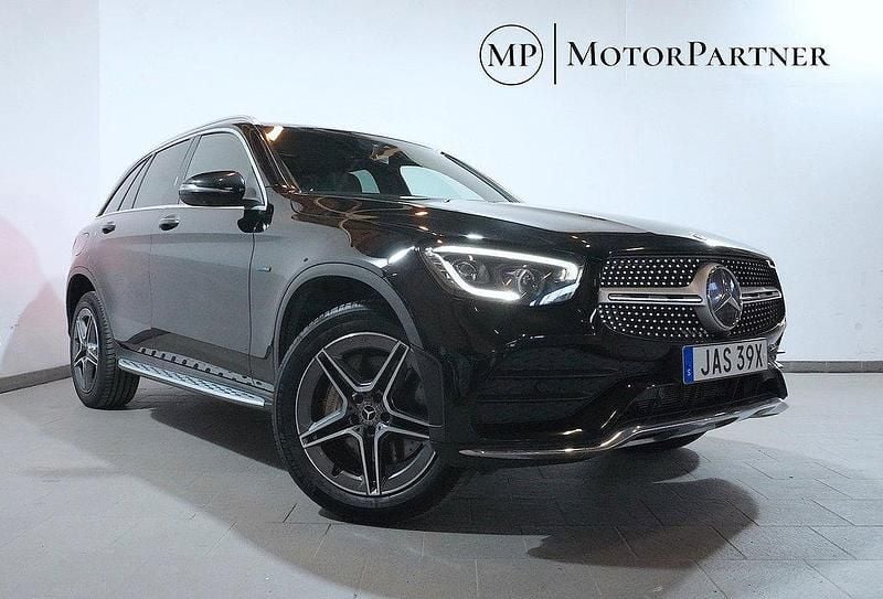 Svart Begagnad 2021 Mercedes GLC300e AMG SUV | 389 900 kr (Marknadspris) - Bild 1/4