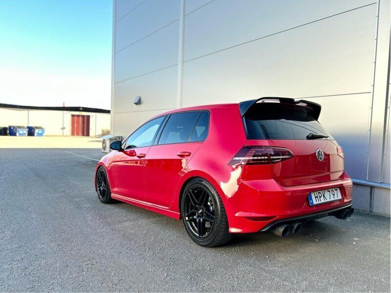 Röd Begagnad 2015 VW Golf VII R Halvkombi | 209 000 kr (Marknadspris) - Bild 1/4