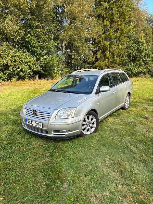 Silver Begagnad 2005 Toyota Avensis Kombi | 20 000 kr (Marknadspris) - Bild 1/4