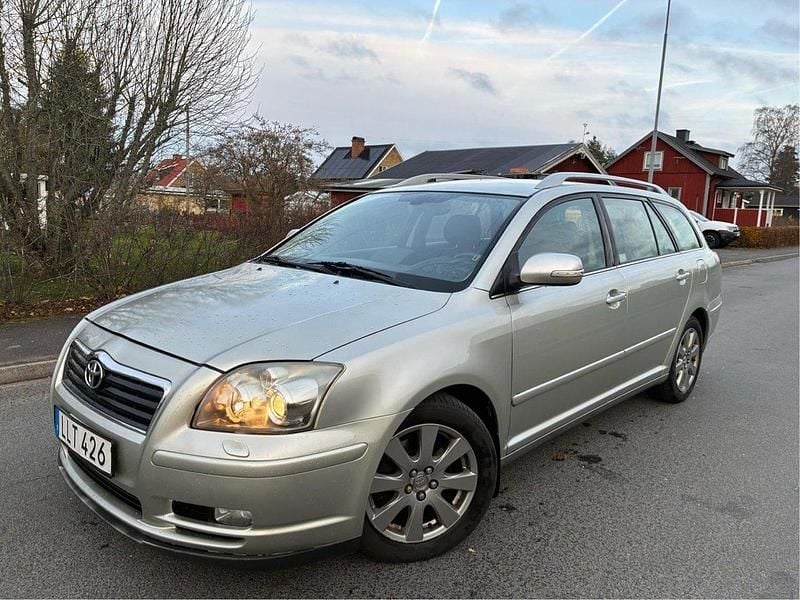 Silver Begagnad 2007 Toyota Avensis Kombi | 27 900 kr (Bra pris) - Bild 1/4