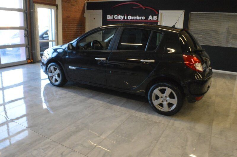 Begagnad Renault Clio II 75 HK (55 kW) 2011 Svart Halvkombi