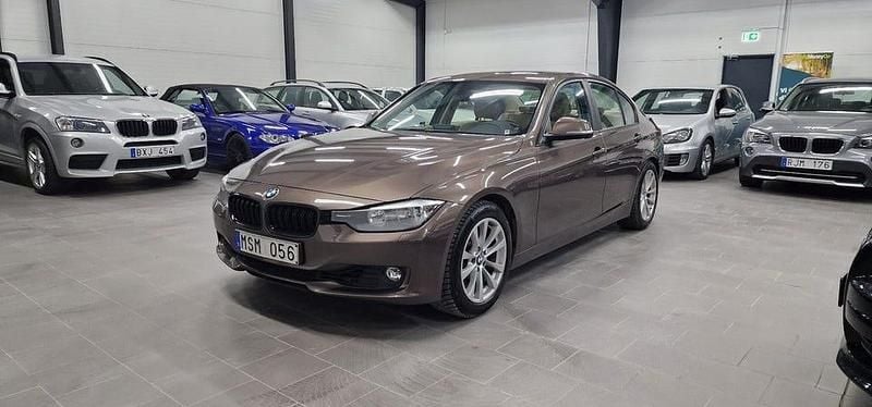 Brun Begagnad 2012 BMW 328 Sedan | 109 900 kr (Bra pris) - Bild 1/4