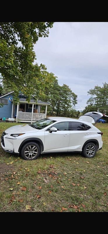 Begagnad 2016 Lexus NX300h SUV | 190 000 kr (Marknadspris) - Bild 1/4