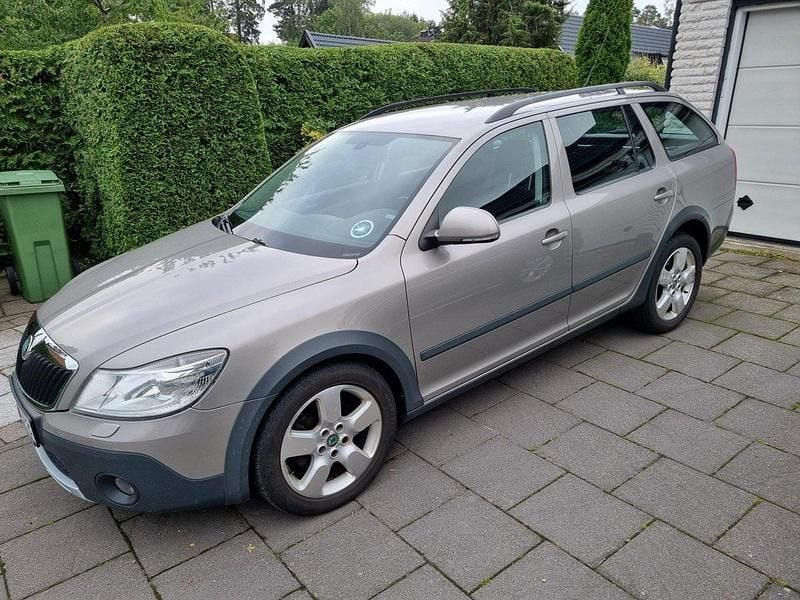 Brun Begagnad 2010 Skoda Octavia Scout Kombi | 55 000 kr (Marknadspris) - Bild 1/4