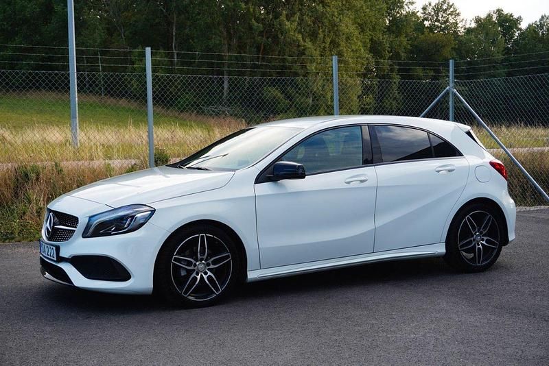 Vit Begagnad 2016 Mercedes A180 AMG Halvkombi | 154 900 kr (Lite dyr) - Bild 1/4