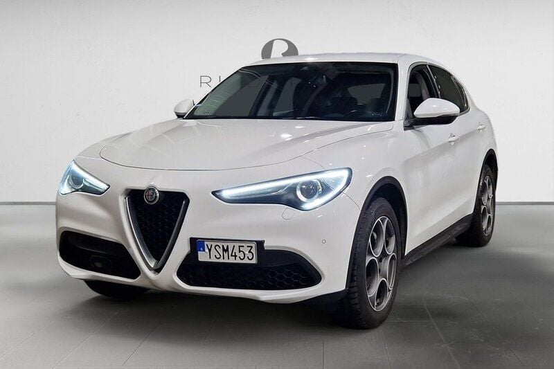 Vit Begagnad 2017 Alfa Romeo Stelvio Super SUV | 244 900 kr (Marknadspris) - Bild 1/3