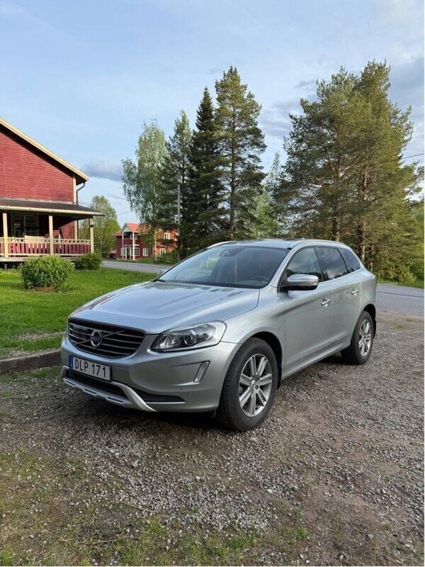 Silver Begagnad 2017 Volvo XC60 Standard SUV | 247 000 kr (Lite dyr) - Bild 1/4