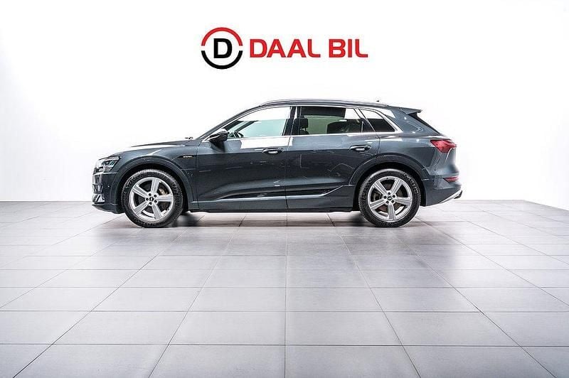 Grå Begagnad 2021 Audi e-tron Proline SUV | 309 700 kr (Bra pris) - Bild 1/4
