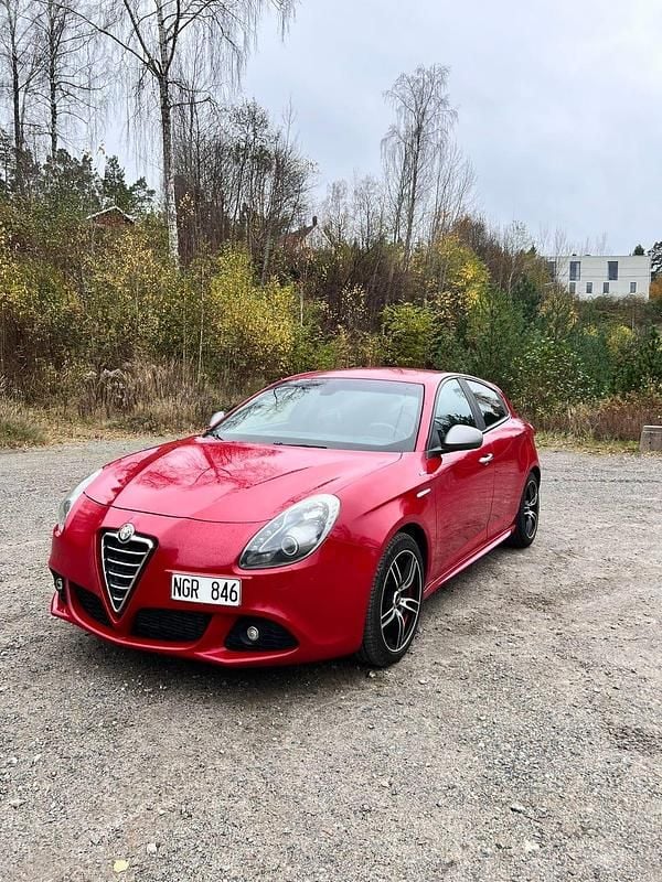 Begagnad 2013 Alfa Romeo Giulietta | 79 000 kr (Marknadspris) - Bild 1/4