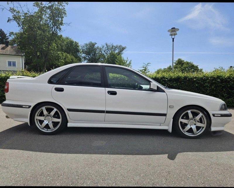 Vit Begagnad 2000 Volvo S40 Sedan | 38 000 kr (Dyr) - Bild 1/2