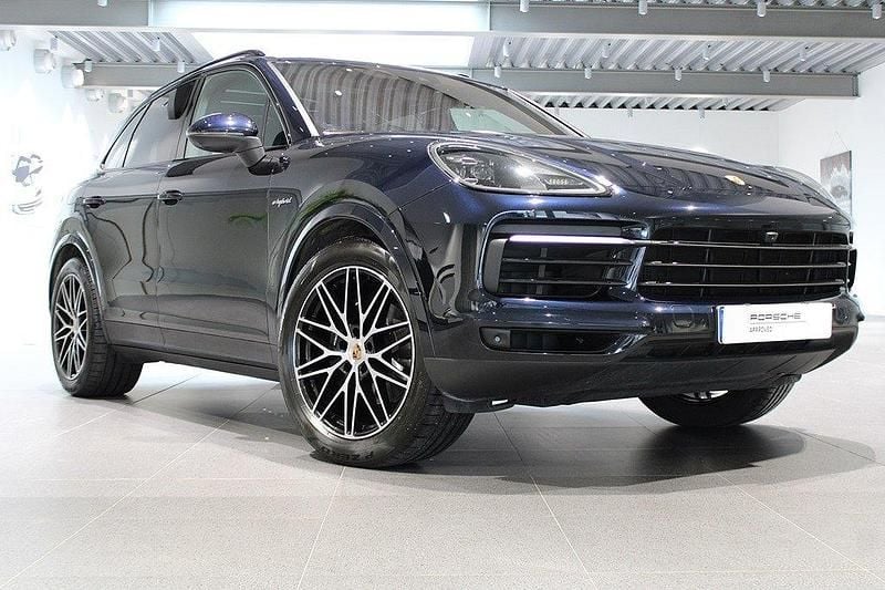 Ljusblå (moonlight blue metallic) Begagnad 2021 Porsche Cayenne SUV | 765 000 kr (Bra pris) - Bild 1/4