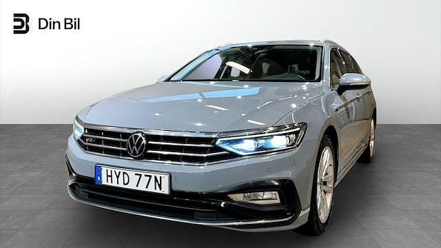 Grå Begagnad 2022 VW Passat Executive Kombi | 294 900 kr (Marknadspris) - Bild 1/4