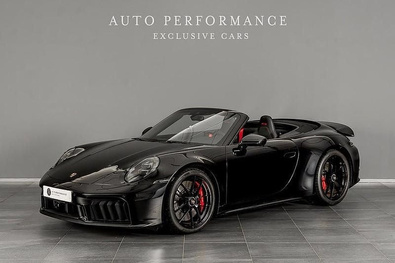 Svart Begagnad 2025 Porsche 911 Carrera 4 Cabriolet Cab | 2 349 900 kr - Bild 1/4